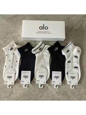 A47- ALO Yoga Women's Black & White Dot & Stripe Ankle Socks 5-Pair Box Set